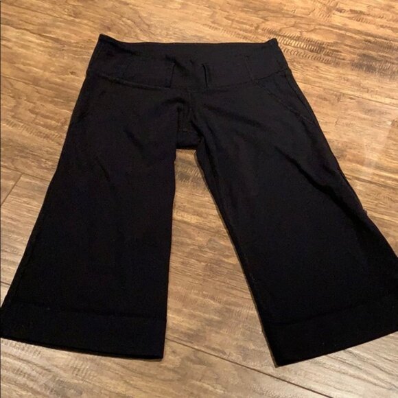 Lululemon black baggy capris - Picture 2 of 9